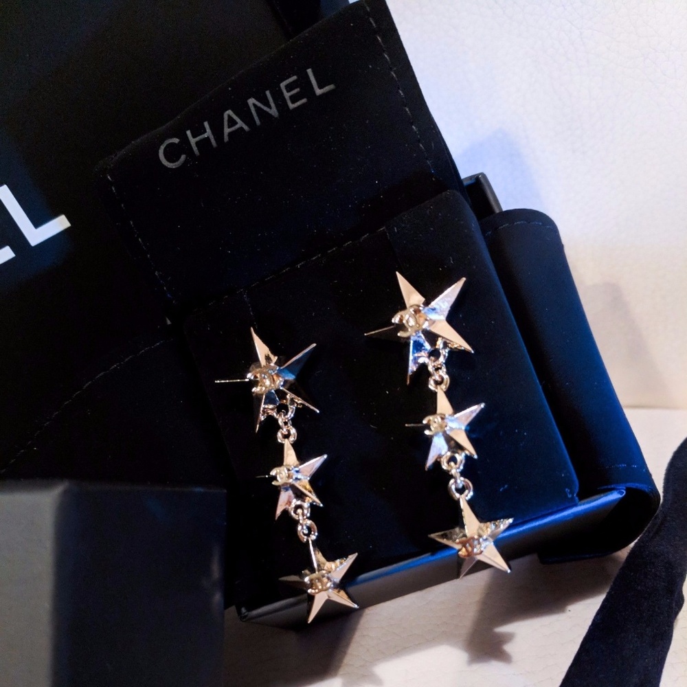 ❎SOLD❎cHANEL GOLD STAR CHAIN CC EARRINGS BN - Picture 2 of 5